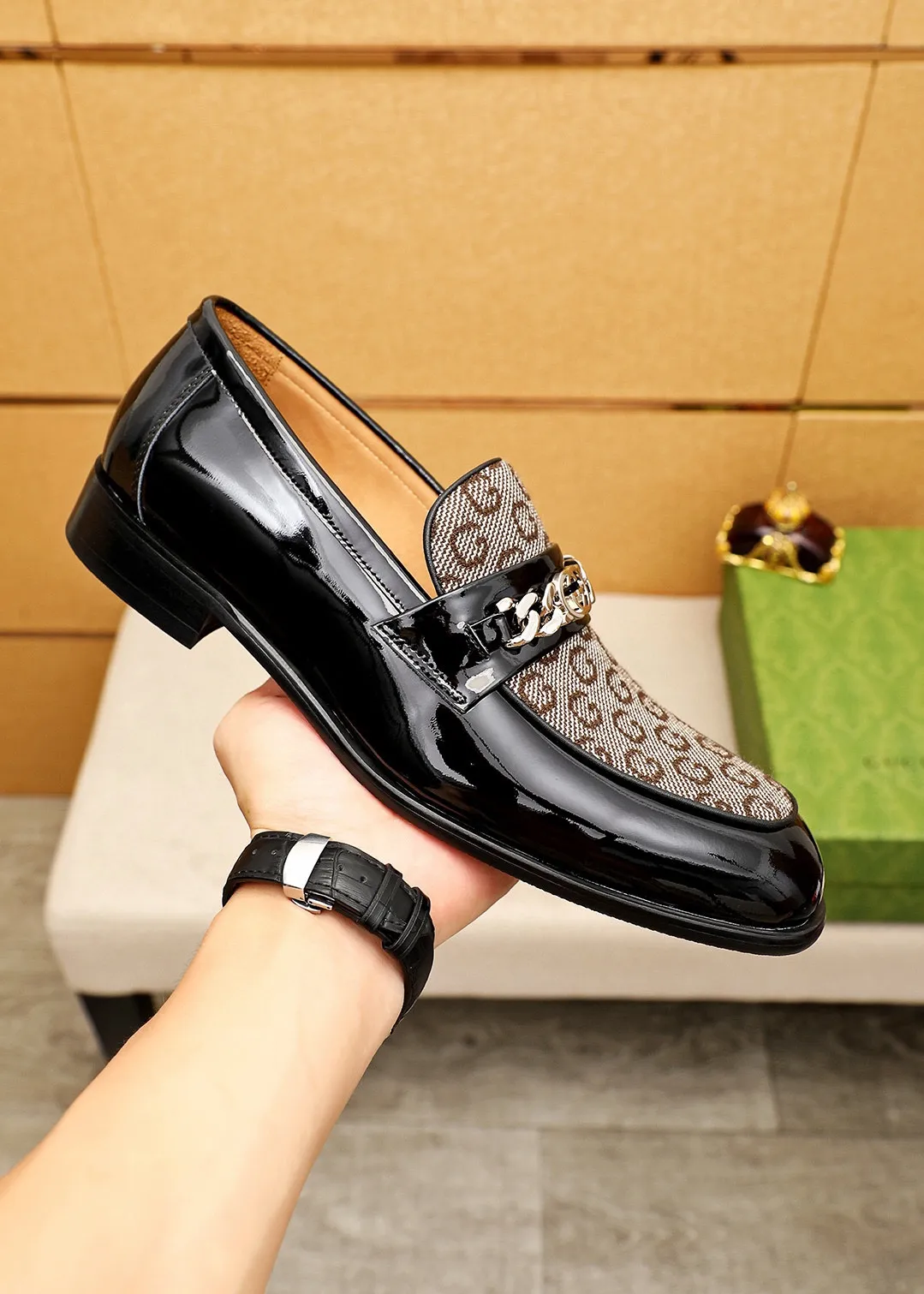 Men's shoes 💰460 💐 Product trademark: GUCCI "Gucci" casual leather shoes Regular size: 38-44 (45.46.47🉑️customized) Product materials: Selected imported first-layer calfskin upper + classic hardware buckle, imported cowhide leather lining. Strong three-dimensional visual effect, combined outsole Color: 1⃣️color optional